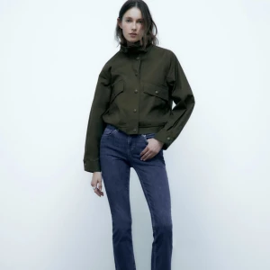 JEANS ZW THE LOW RISE BOOTCUT - Lågmidjade zara jeans som aldrig kommer till användning! Endast testade. Kom privat för mått och fler bilder. Pris kan diskuteras! 💕