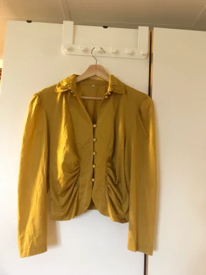 Rolig tröja - Rolig gul tröja i storlek 38. Använd men i fint skick.