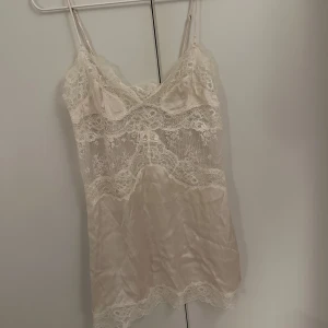 Linne från Stella McCartney - Så fint linne/nattlinne från Stella McCartneys bröllopskollektion🩷🤍