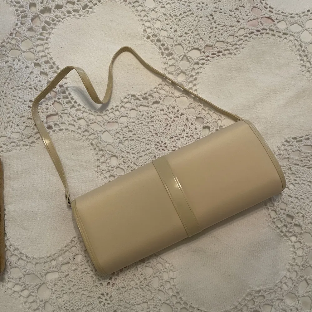 Beige väska från Isadora - Oanvänd (säljer denna åt min mormor) - Köparen står för frakten - Inga returer - Betalning via köp direkt . Väskor.