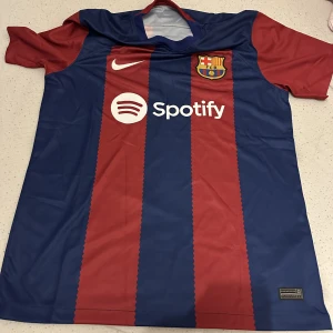 Barca tröja - En jätte fin Barca tröja som inte passar mig den är 10/10 i skick för jag aldrig har använt.
