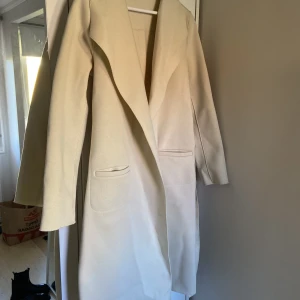 Kappa - Skitsnygg kappa från Vila. Säljs inte längre i butik eller online.  Knappt använd då jag har för många av liknande kappor. Den är i stl 36. 