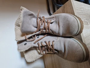 Kläder och skor  - Ny kappa st:2xl pris 350 kr. Skor helt nya st: 42 pris 450 kr .Stövlar i bra skick st: 41 200 kr .