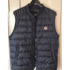Moncler gui väst -  Size : 3/ liten L Skick : 9/10  Originell!