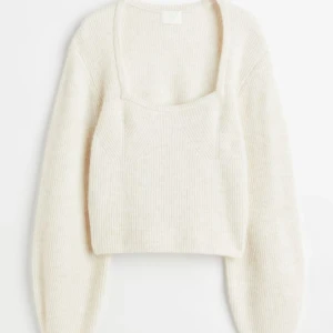 Stickad tröja - Stickad tröja vit från hm, knappt använd för gillar inte att ha vita tröjor, håller på o rensa bland kläder drf så mycket säljs❤️skriv för egna bilder