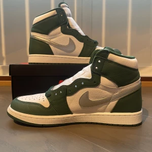 Jordan 1 Retro High OG Gorge Green - Ett par använda Jordan 1 retro high og gorge green Storlek 44 Köpt på Size? i Skottland  Skickar mer bilder på skon vid intresse 