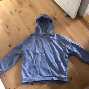 Blå hoodie - Blå hoodie från zalando! Liten i strl och ganska kort i ärmarna. Ber om ursäkt för att den är skrynklig, och kan absolut stryka den ❤️ lite noppror men funkar utmärkt ändå, säljs drf billigt 💙💜pris diskuterbart 