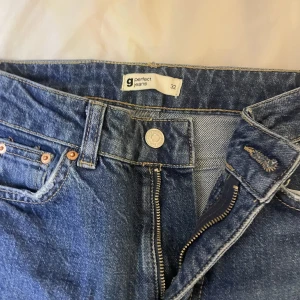 Jeans - Uppsydda men sömmen går att ta bort och få ursprunglig längd! Jag är 160 cm lång! 🤍