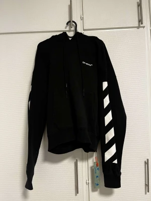 Off white hoodie  - Off white hoodie inköpt 2022. Kvitto finns använd fåtalgånger, inköpt på miinto för 3800kr på rabatt. 