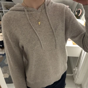 Kashmir hoodie - Säljer denna superfina Kashmir hoodien från From Future. Den är i en ljusgrå färg och inte alls nopprig. Säljer då den inte kommer till användning. Skriv för fler bilder. Nypris är cirka 1700kr