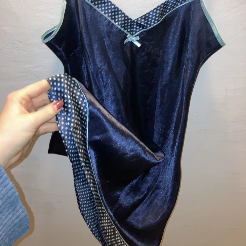 Superfin silkesklänning med prickiga detaljer. Lite sliten på vissa ställen, pris kan diskuteras🎀. Klänningar.
