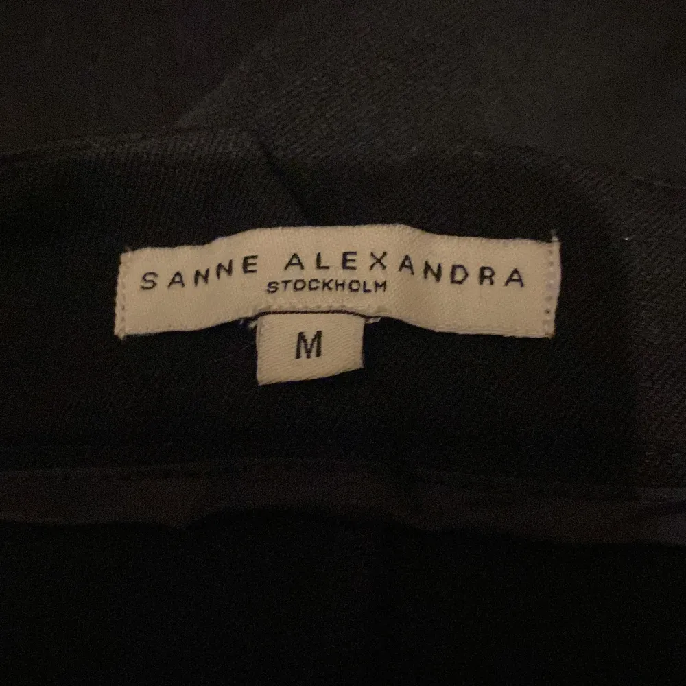 Svarta kostymbyxor från Sanne Alexandra. De är aldrig använda, jag har även ett par likadana fast i xxs men de har jag sytt om i midjan, så skriv privat ifall ni hellre vill ha de. De är små i storlekarna. . Jeans & Byxor.
