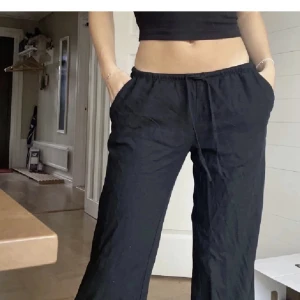 Hm trendiga linnebyxor - Trendiga linnebyxor från hm som inte kommer till andvändning. Inga defekter🤗(lånade bilder) Innerbenslängden: 73 Midjemått: 34