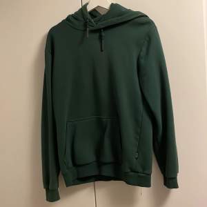 Snygg stilren, grön Hoodie från Only & Sons. Ser lite blå ut på bilden men den ör snyggt mörkgrön. Tjock och mysigt tyg, perfekt till hösten! Fråga gärna! Pris kan diskuteras vid snabb affär!