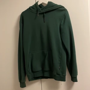 Grön Hoodie - Snygg stilren, grön Hoodie från Only & Sons. Ser lite blå ut på bilden men den ör snyggt mörkgrön. Tjock och mysigt tyg, perfekt till hösten! Fråga gärna! Pris kan diskuteras vid snabb affär!
