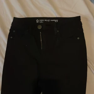 Jeans - Säljer dessa jeansen för att jag beställde en för liten storlek och aldrig orkat skicka tillbaka dom, aldrig använda. Dom är högmidjade.