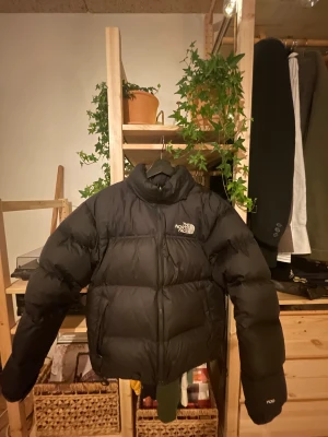 The North Face Nuptse 1996 Jacka - Svart vinterjacka från The North Face. Sjukt bekväm och varm, passar mig perfekt, 183cm  Pris kan diskuteras