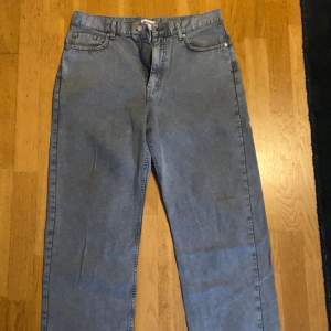 Säljer ett par weekday jeans i storlekn w31, men sitter som w32.  Sitter relaxed och bekvämt.  Frakt eller hämtas på Södermalm!