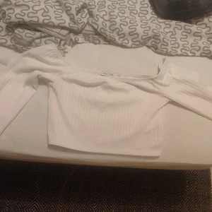 Magtröja  från Nelly  - Topp från Nelly. Endast använd 1 gång. Storlek xs. Säljer för den sitter tajt på mig. 