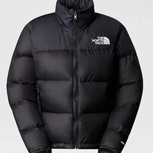 The North Face jacka  - Nu säljer jag min woman 1996 retro nuptse jacket W i storlek S . Den är i bra skick. 