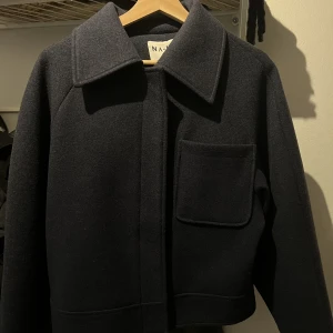 Jacka från Na-kd  - Marinblå jacka från Na-kd. Storlek 32, men passar även 34 och 36 beroende på hur man vill att den ska sitta. Nypris ca 600kr. Finns att hämta i Göteborg annars står köparen för frakt! 💕