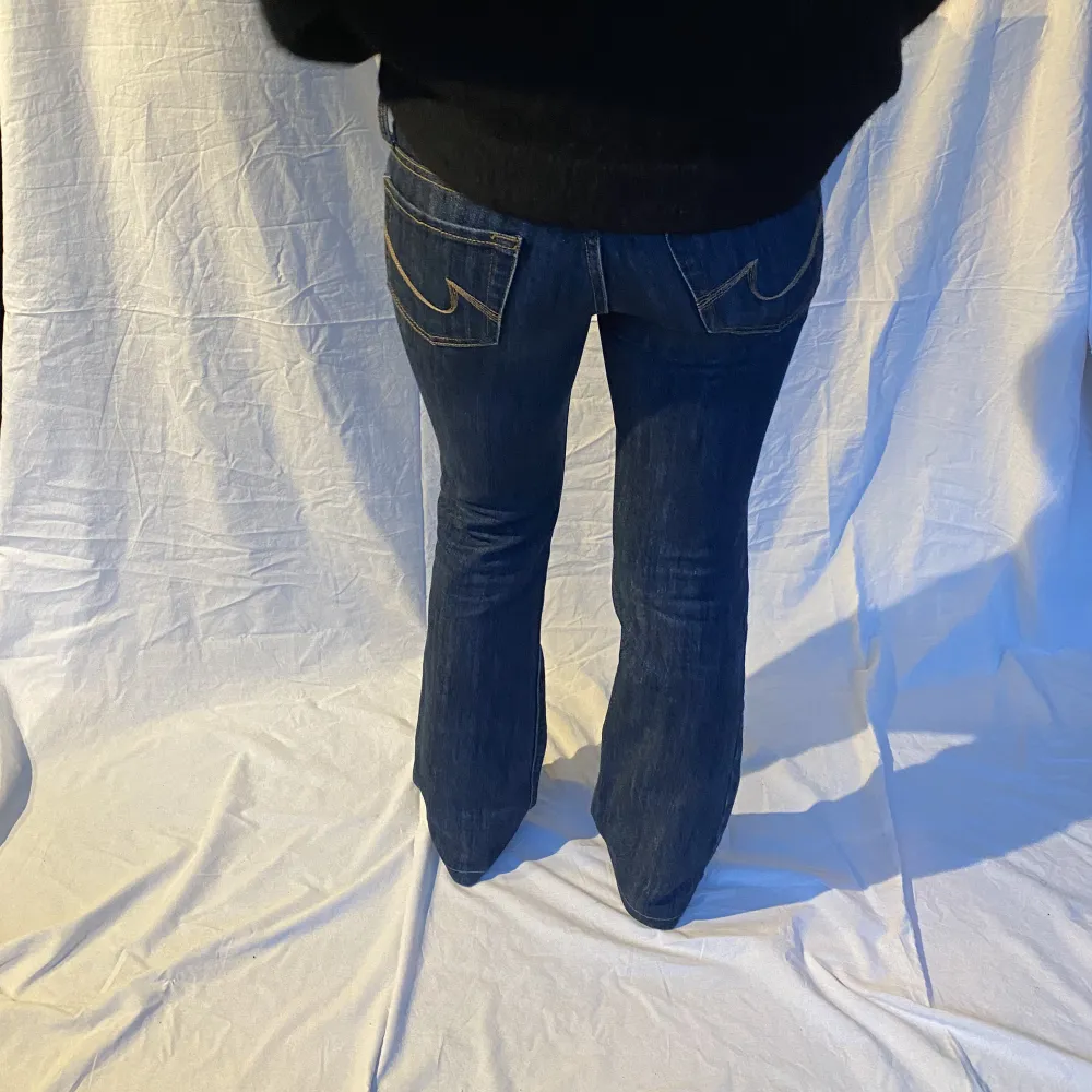 Mörkblå lågmidjade jeans från märket ”denim” storlek 32.  MÅTT: midja 37cm, innerbensläng 75cm. Jeans & Byxor.