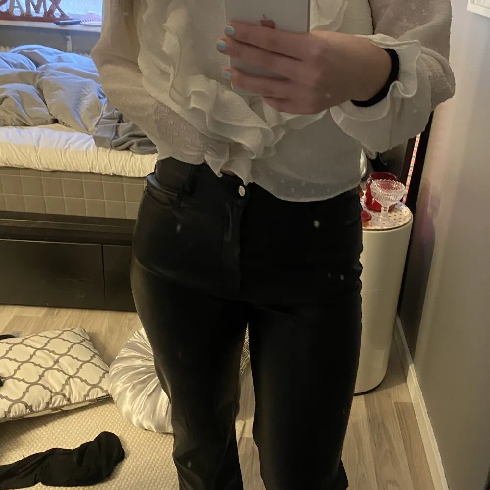 Skinnbyxor från Gina, dom är väldigt fina och nyskick, använder ej pga hade velat ha dom lite längre. Nypris runt 500kr💕skriv för fler bilder😊. Jeans & Byxor.