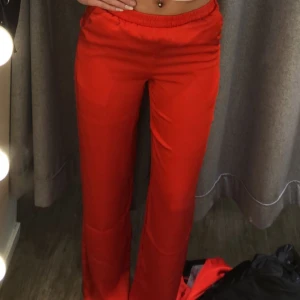 Silkesbyxor - Jättefina silkes röda byxor som är använda fåtal gånger, inga defekter och sitter väldigt fint. Jag är 168 och dem är bra i längden på mig❤️dessa går inte att köpa längre!