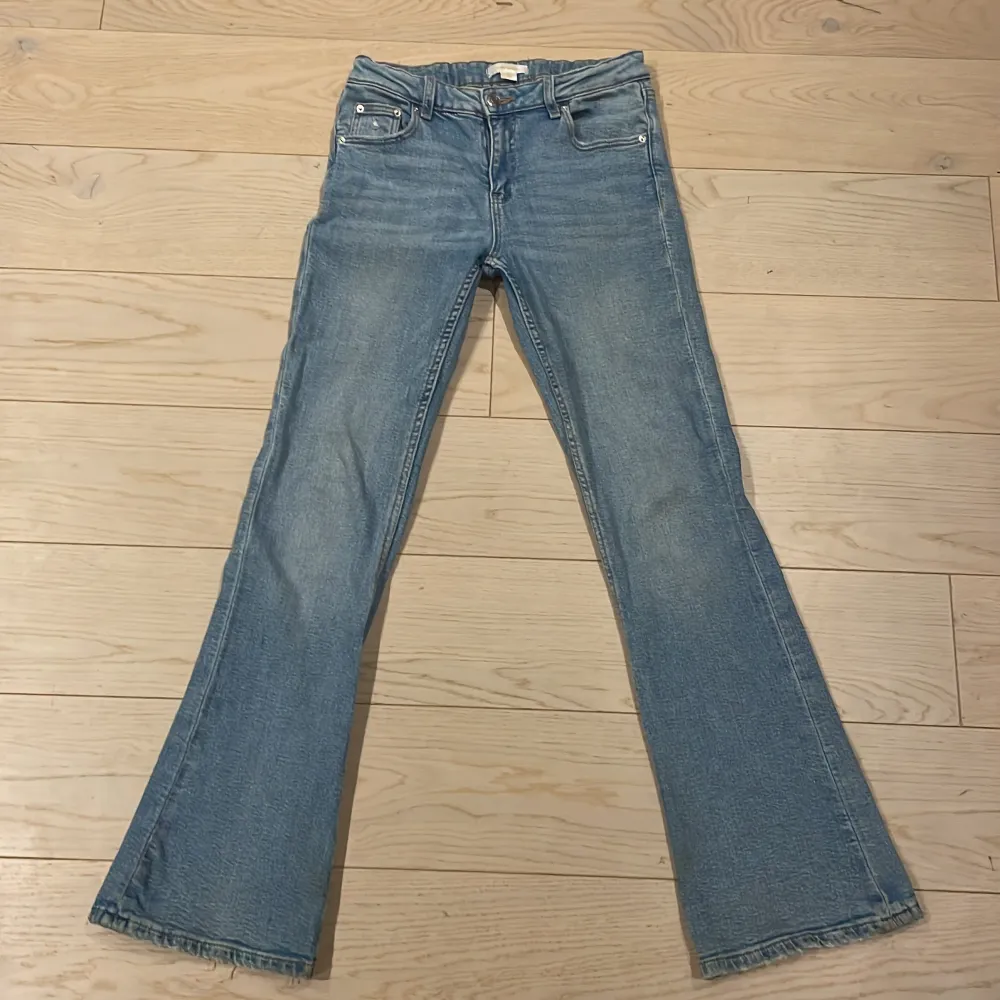 Säljer ett par ljus blåa low waist bootcut jeans som är i bra skick.  Säljer eftersom att de har blivit för små för mig. . Jeans & Byxor.