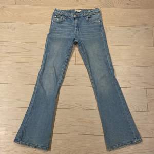 Säljer ett par ljus blåa low waist bootcut jeans som är i bra skick.  Säljer eftersom att de har blivit för små för mig. 