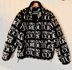 Versace Jacka - Helt ny Versace jacka som jag aldrig använt på grund av att den har varit för stor för mig. Nypris är ca: 6500kr