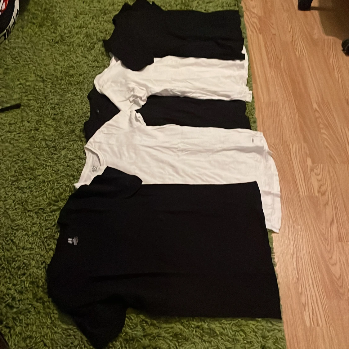 5 basic svarta och vita t-shirts