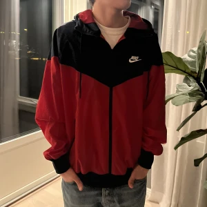 NIKE VINDJACKA - Schysst vind jacka. Stolek medium. Sällan använd. 