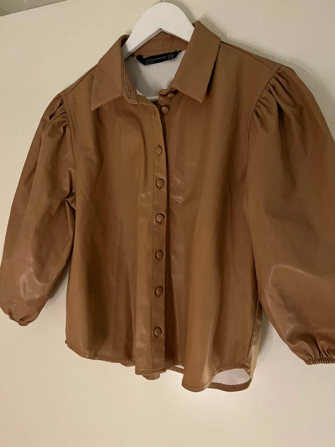 Blus i skinnimitation 