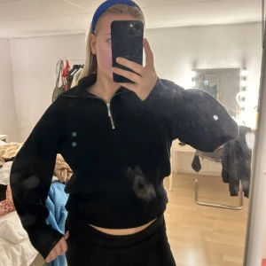 Stickad halv-zip tröja - En jättegosig stickad tröja med zip, sitter snyggt på då den är lite insydd, skriv för fler bilder☺️från märket YAS
