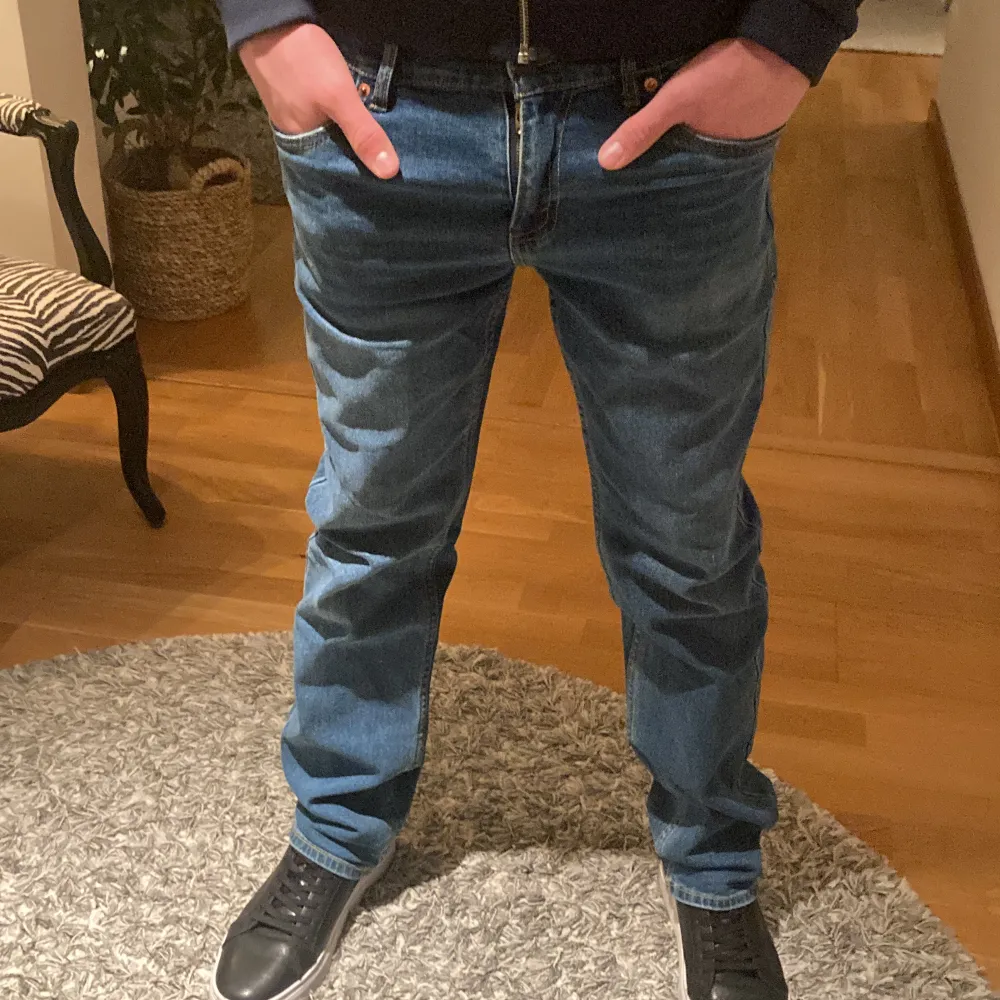 Ett par snygga Levis jeans som aldrig är använda. Storleken är W30 L32 jag är ca 178 för en jämförelse.. Jeans & Byxor.