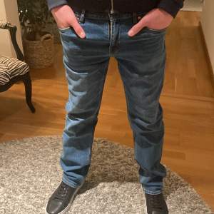 Ett par snygga Levis jeans som aldrig är använda. Storleken är W30 L32 jag är ca 178 för en jämförelse.