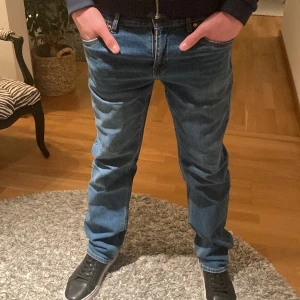 Levis jeans - Ett par snygga Levis jeans som aldrig är använda. Storleken är W30 L32 jag är ca 178 för en jämförelse.
