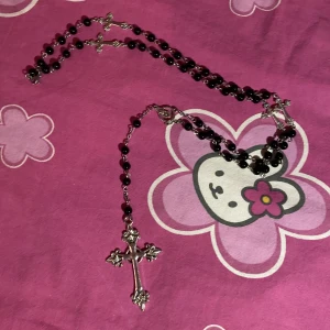 Kors halsband  - Superfint ganska långt korshalsband!!  Frakt är gratis!! 