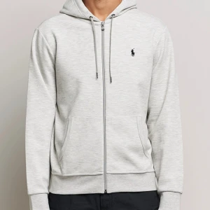 Ralph lauren hoddie  - Grå Ralph lauren hoddie  Storlek S  Nypris 1799 Mitt pris 999