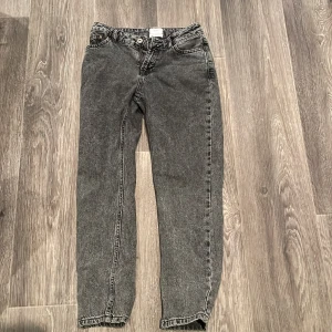 Jeans Grå - Bra skick, inköpta från kidsbrandstore. Storlek 153