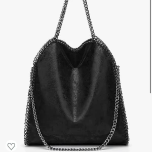 Stella McCartney liknade väska  - Säljer min väska som är i ett bra skick köpt för 699kr och mitt pris 500kr den har stort utrymme och ser som ny ut🖤