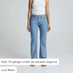 Lågmidjade straight jeans, endast testade! Dom är jättesköna och snygga men tycker inte dom sitter bra på mig. Är 170 och dom passar i längden👌 diskuterar gärna priset!🥰