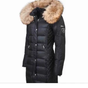 Vinterjacka  - Jättefin jacka det är inte den långa modellen som på bilden utan den mellan längden  dragkedjan man drar upp med har gått av men går att stänga jackan ändå. (Se bild 3), är 163cm och den går under min rumpa.  Är storlek 38 ❤️ Det är äkta päls!!