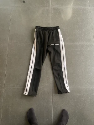 Palm Angels Tracksuit byxor - Väldigt fina Palm angels byxor som tyvörr inte användes tillräckligt mycket. De är näst intill oanvända. Kvitto kan skickas på bild men kommer ej med eftersom jag har koftan kvar. Hör av er vid intresse😊
