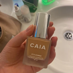 Caia foundation - Fick hem den igår men det var helt fel färg för mig.. endast pumpat ut ett pump och testat på handen.  3W (biancas färg) 