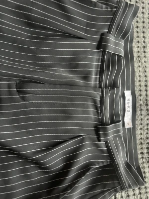 Kostymbyxor  - Säljer de här kostymbyxorna i från NA-KD. De är i storlek 34 och är endast använd några gånger. De är straight leg.