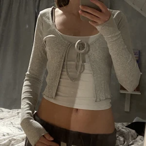 Kofta/topp från cotton on  - Koftan är oanvänd och har inga defekter, säljs för att den inte kommer till användning!