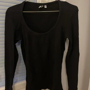 Topp - Långärmad ribbad topp, storlek s