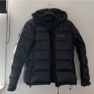 Peak jacka - Peak performance jacka i bra skick med bara några få små hål på ryggen annars är den i bra skick🤍